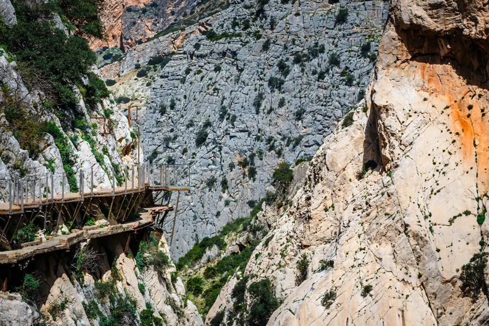 La pasarela del Caminito del Rey sobre el desfiladero de El Chorro